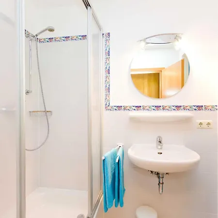 Ferienhaus Reetdachhaus Eibe 2, Kaminofen, Sauna, 8 Personen, W-lan Puddemin