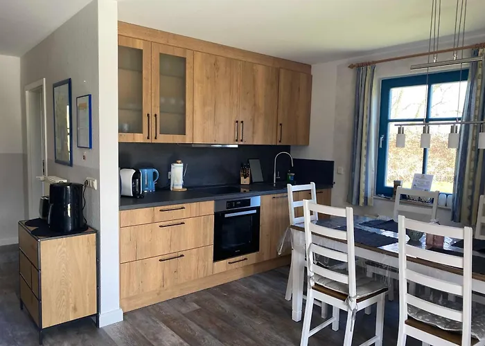 別荘 Reetdachhaus Eibe 2, Kaminofen, Sauna, 8 Personen, W-lan Puddemin