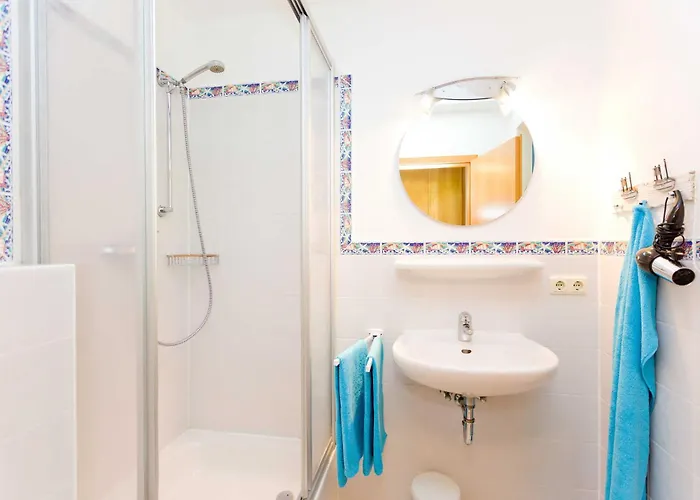 別荘 Reetdachhaus Eibe 2, Kaminofen, Sauna, 8 Personen, W-lan Puddemin